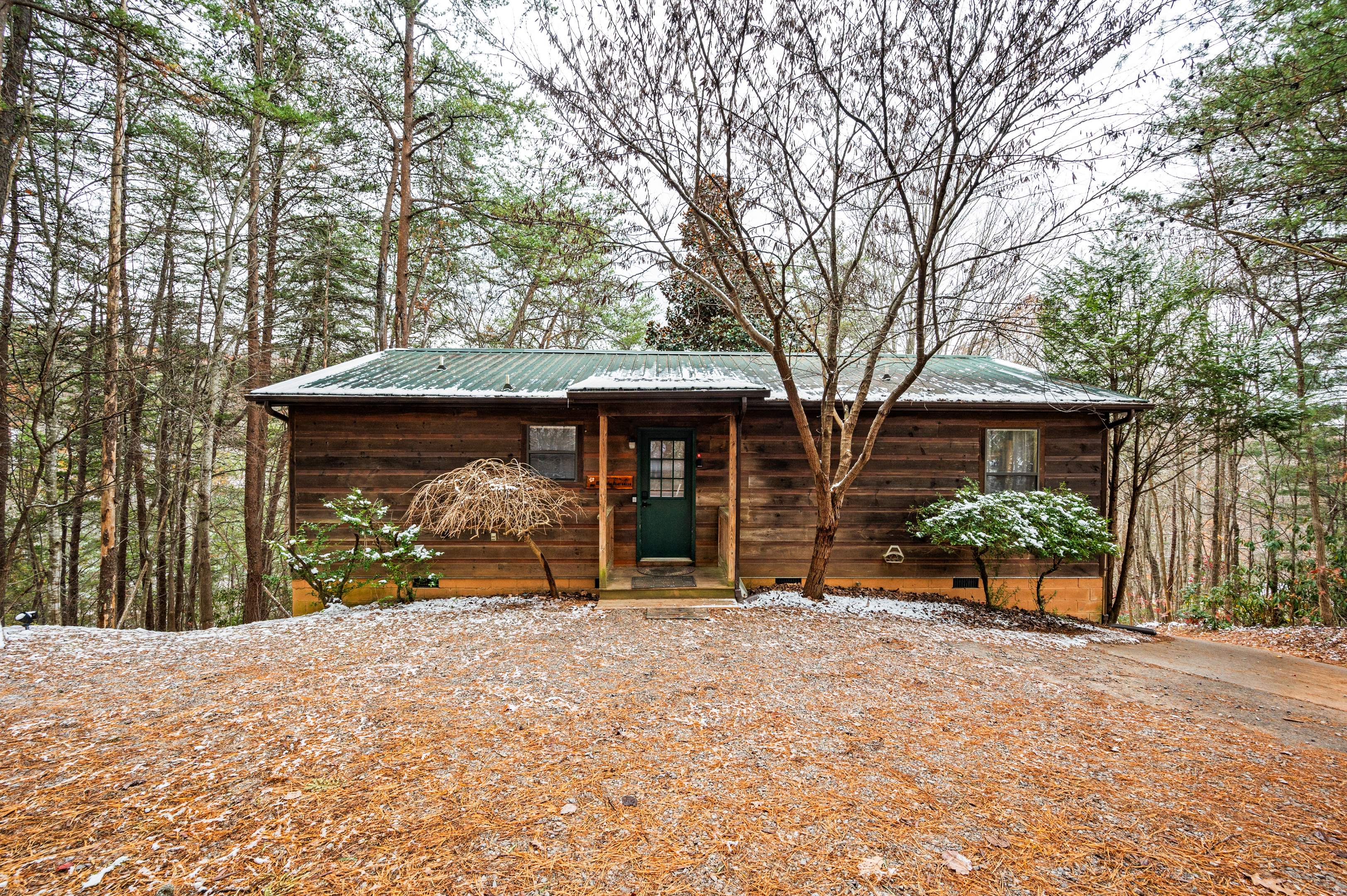 Flat parking in front of cabin