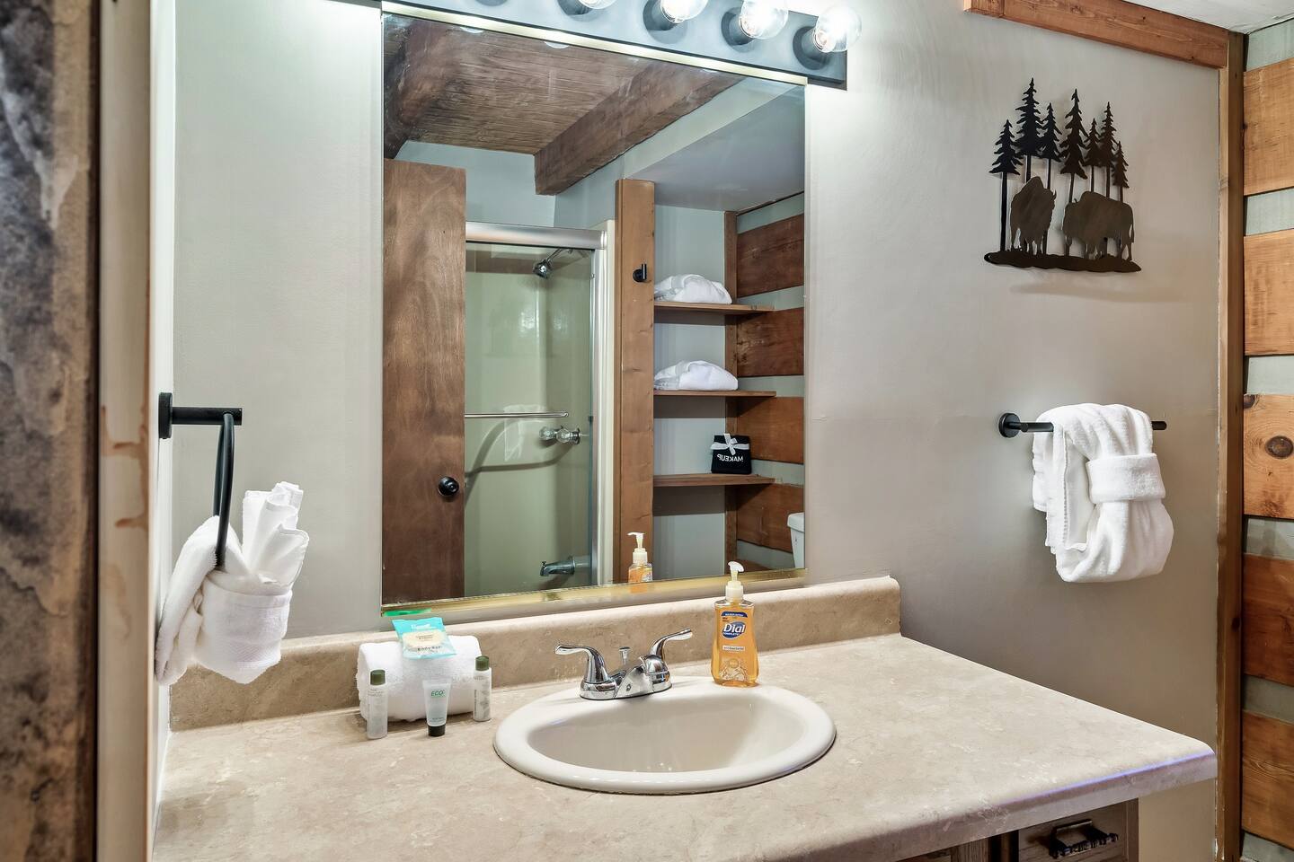 Just off the kitchen, this main floor bathroom includes a full tub/shower combination. 