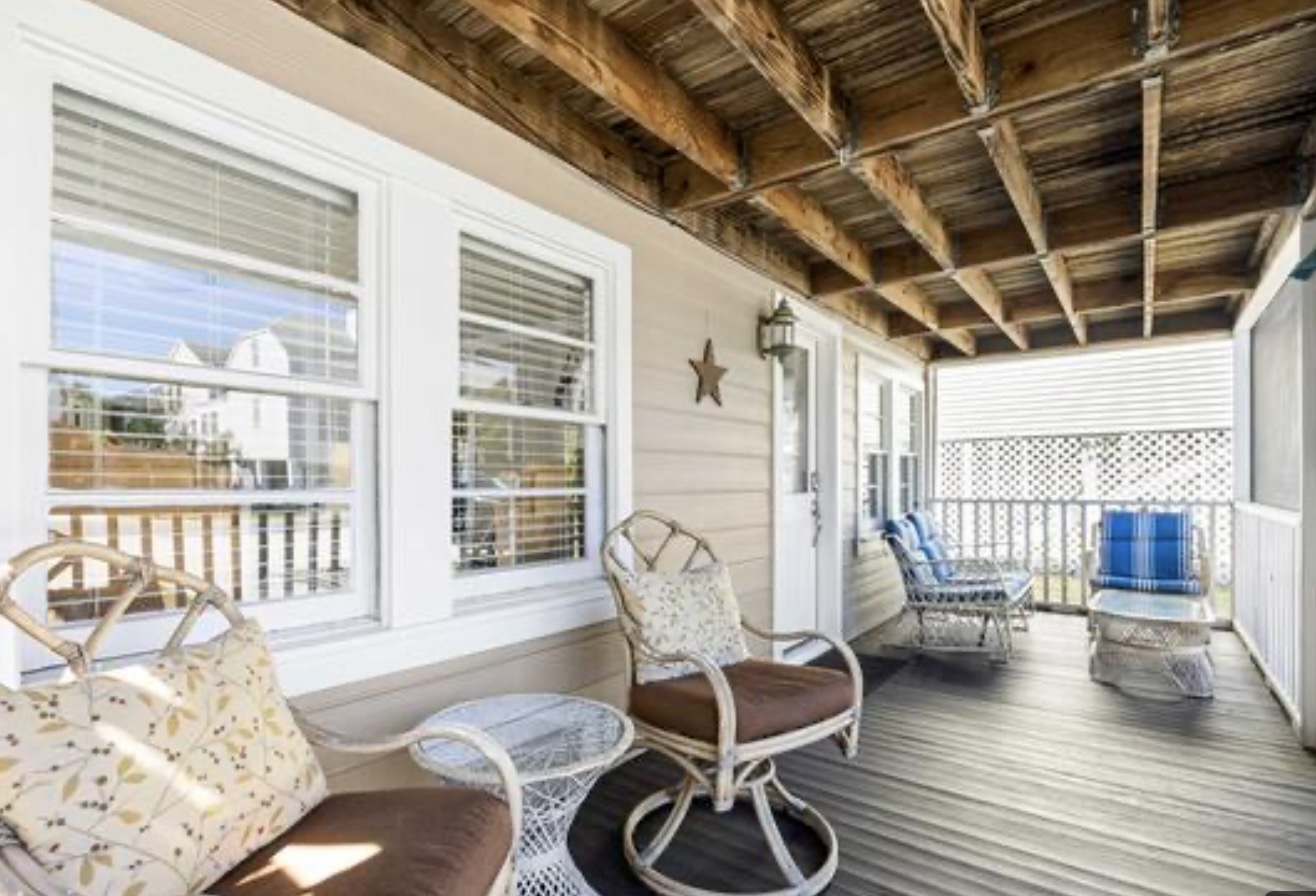 The screened porch is where everyone ends up, comfortable seating and ocean air without the bugs. ⭐