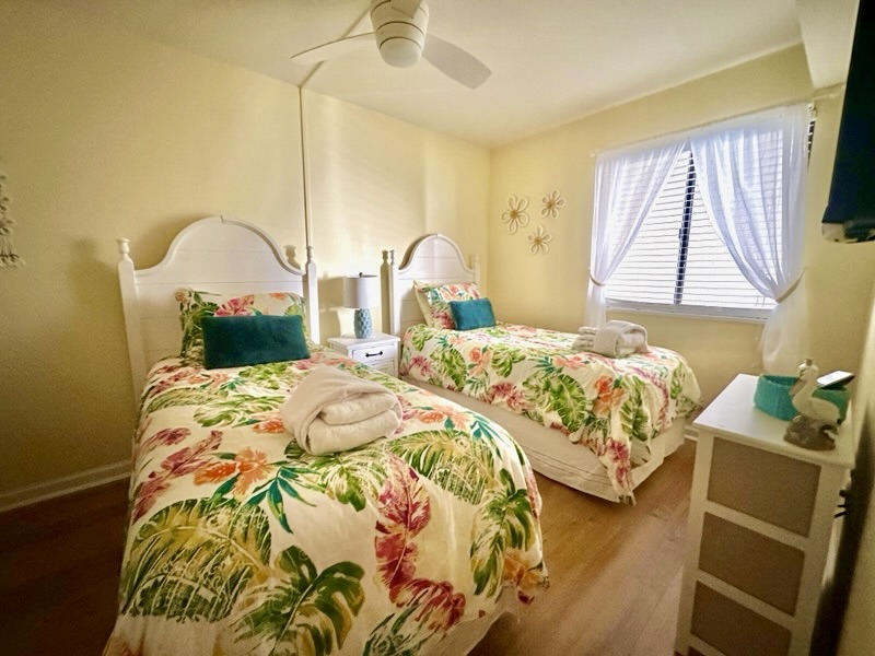 Guest Bedroom w/Two Twin Beds, TV