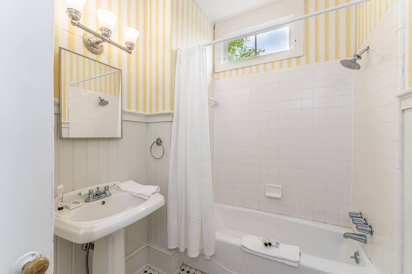 Shared bathroom for the back and middle bedrooms.  There's also a 3rd full bath on the main floor.