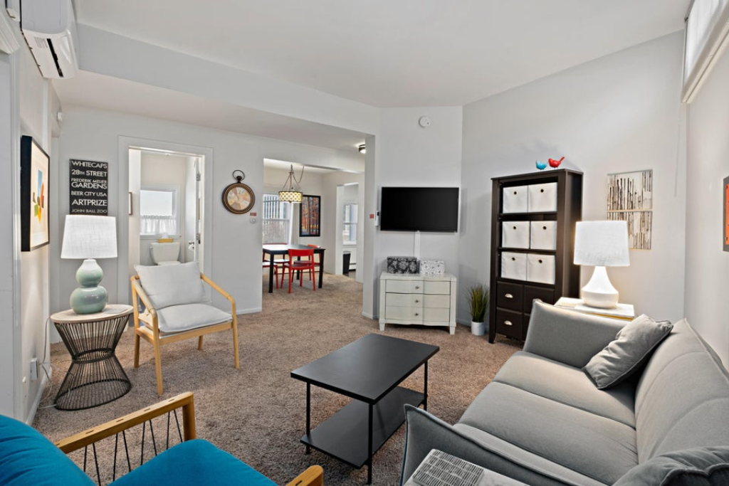 Bright and Inviting Lounge Space