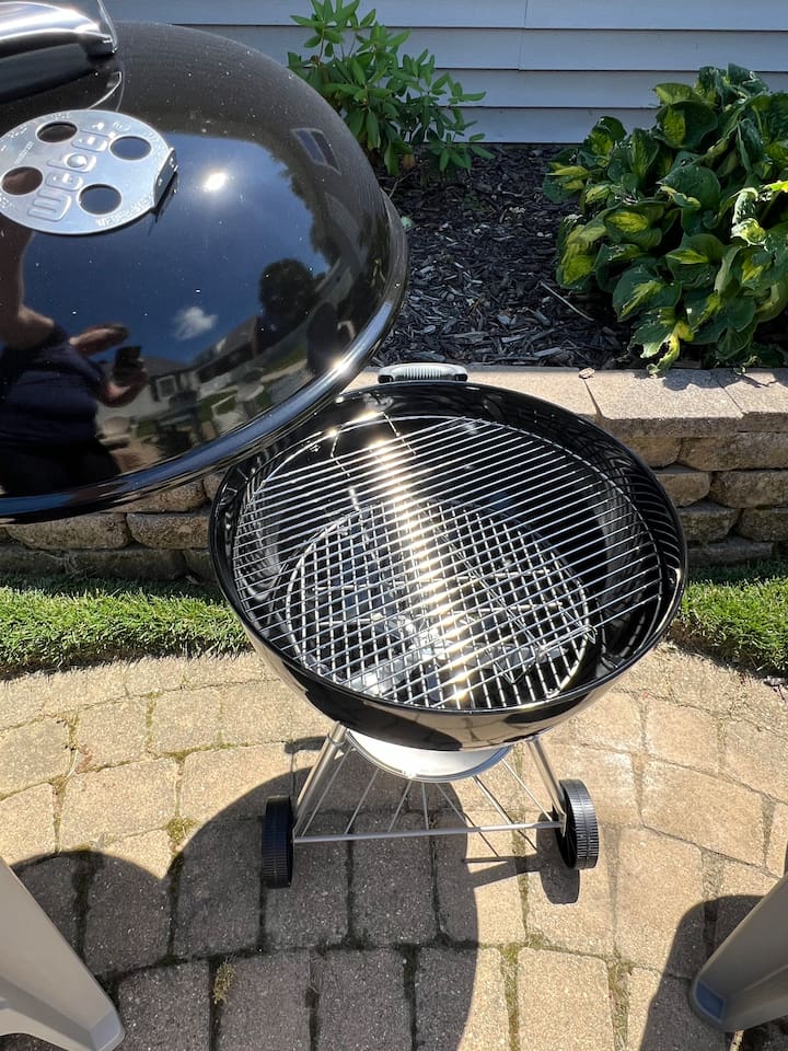 BBQ grill that uses charcoal
