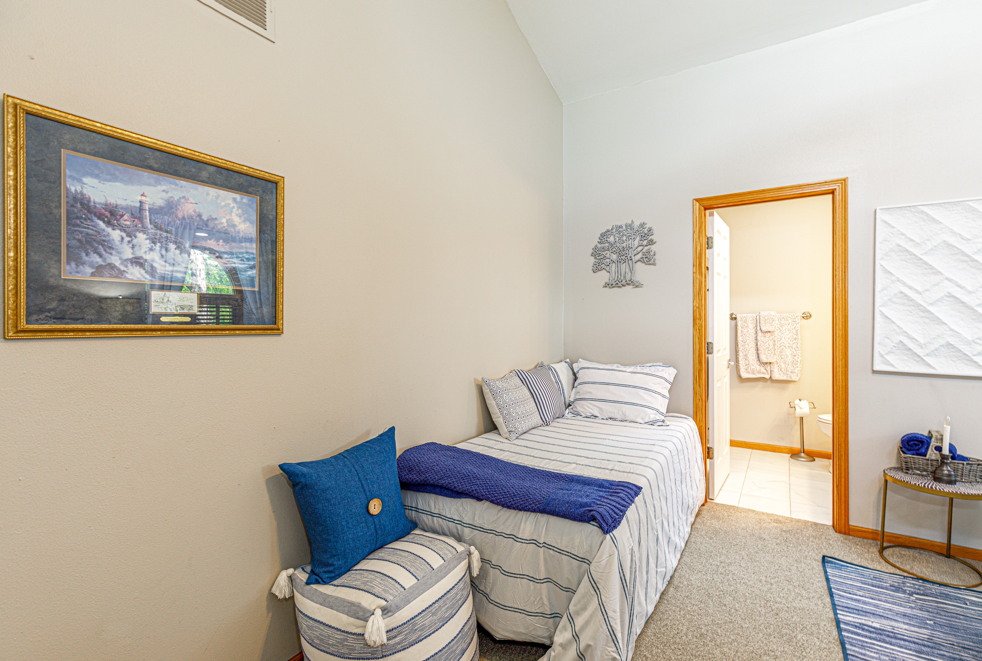 Upstairs bedroom #2 features a King bed + a twin bed, ideal for those traveling with a child and an ensuite bathroom. 