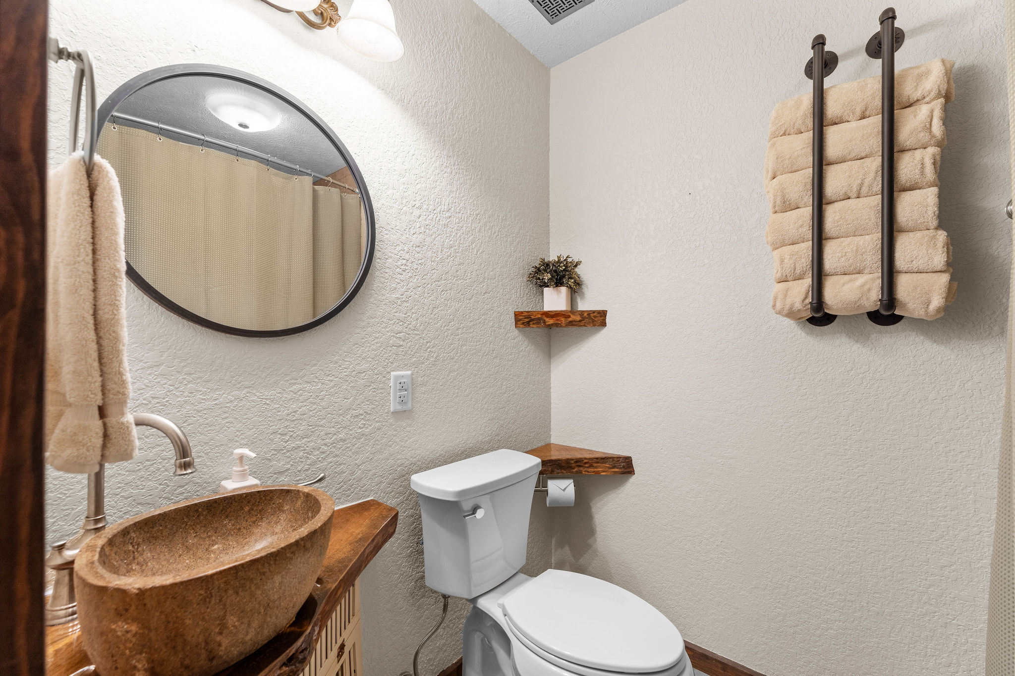 Main Level Bath with Tub/Shower Combo