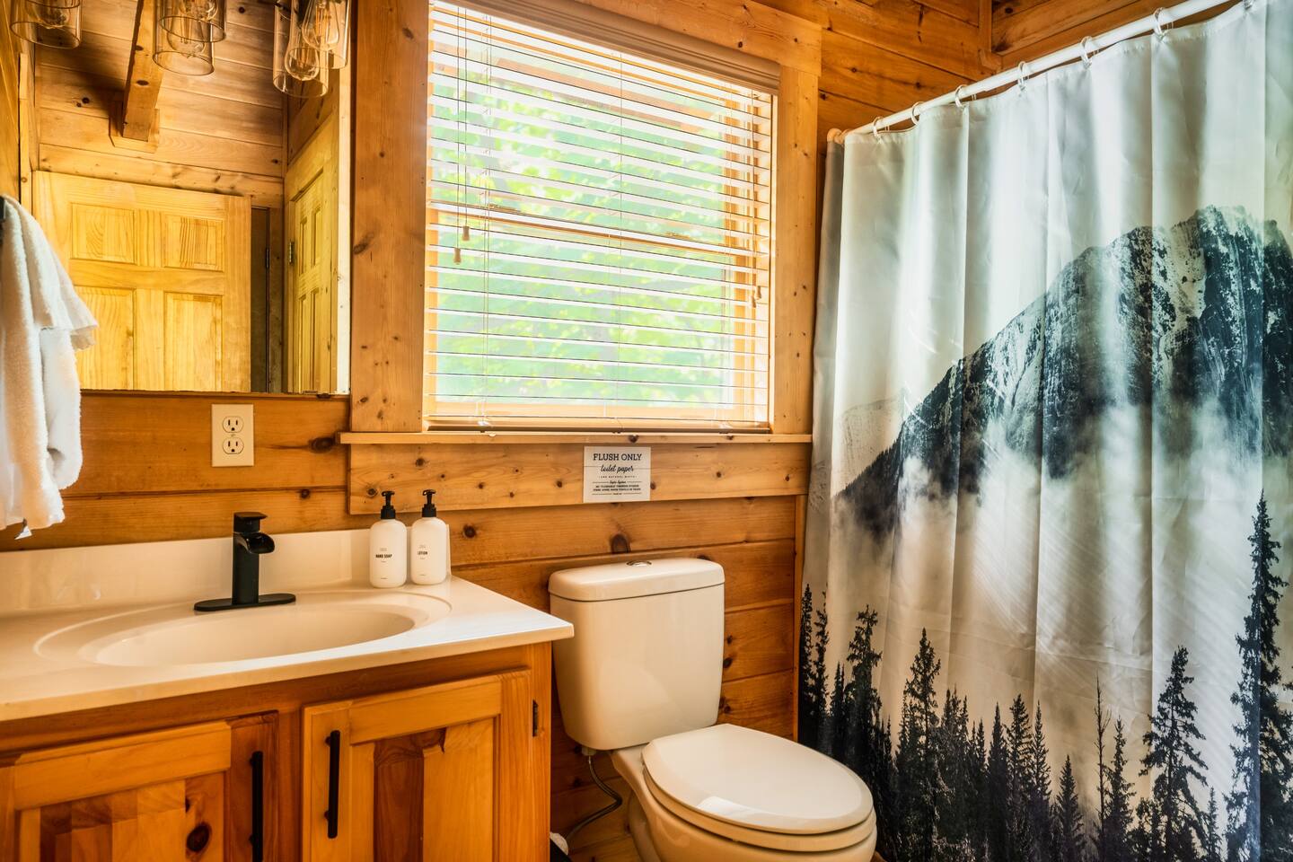 Upstairs ensuite bathroom.
