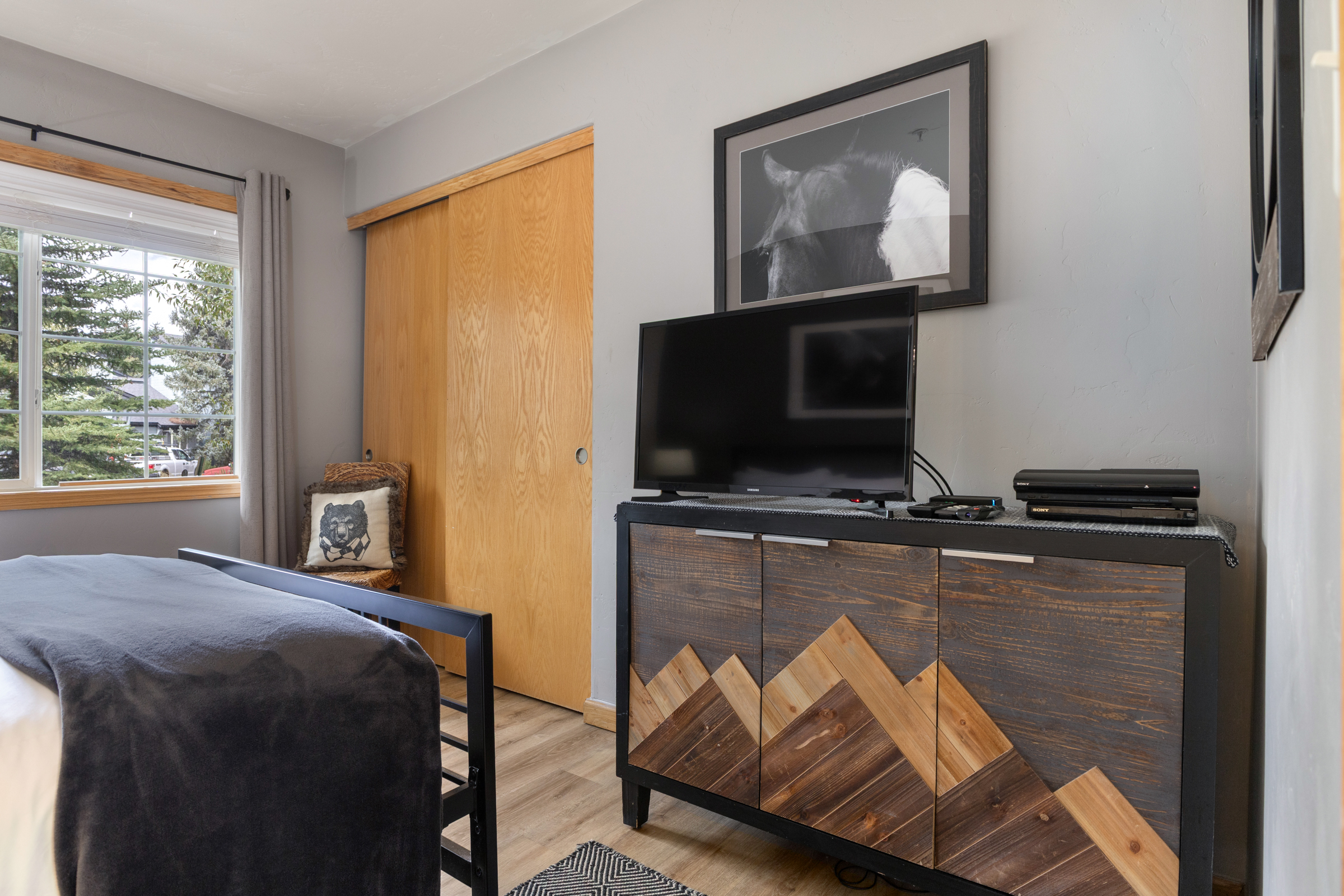 Bedroom 1 | Queensize Bed | Smart TV
