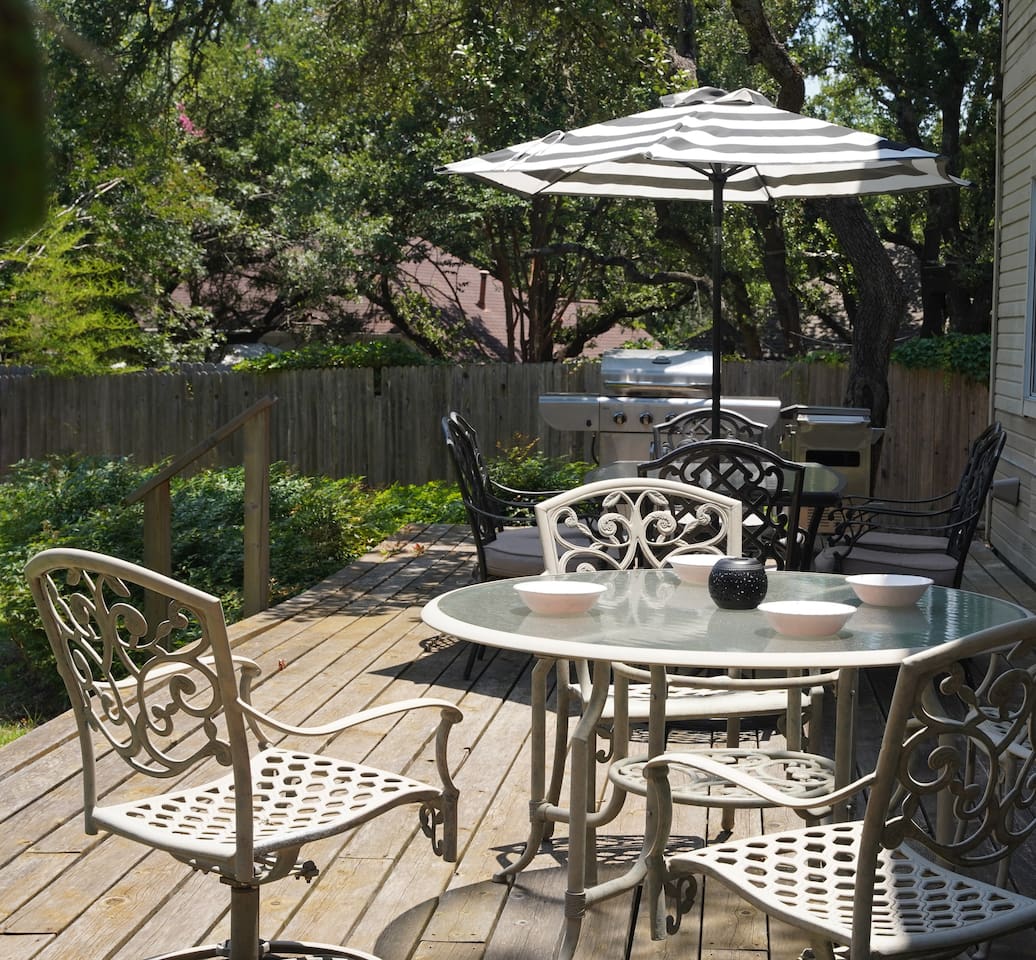 Spacious deck with seating for ten, gas grill