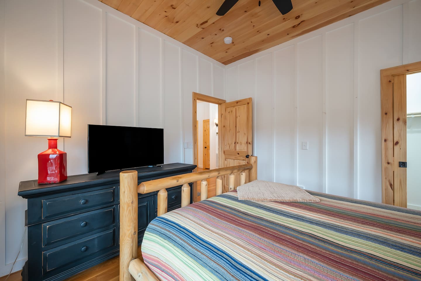 Lower level/basement bedroom
Queen Bed 4th bedroom