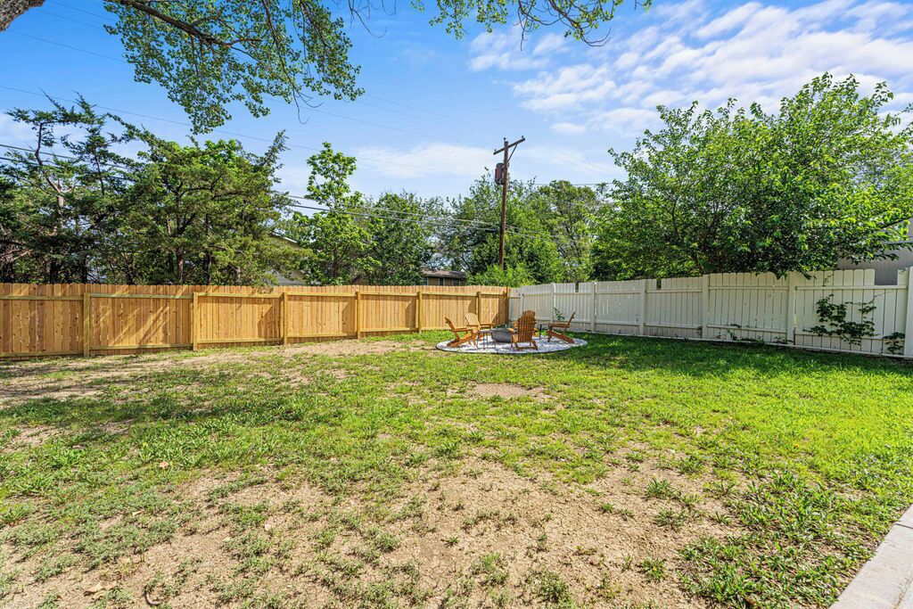 Spacious and fully-fenced backyard, perfect for the whole group!