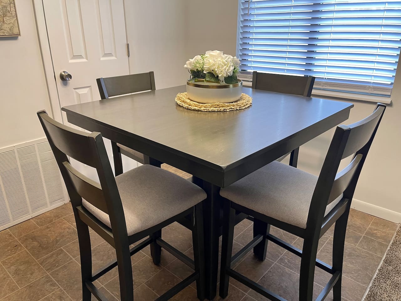 Seating for 4