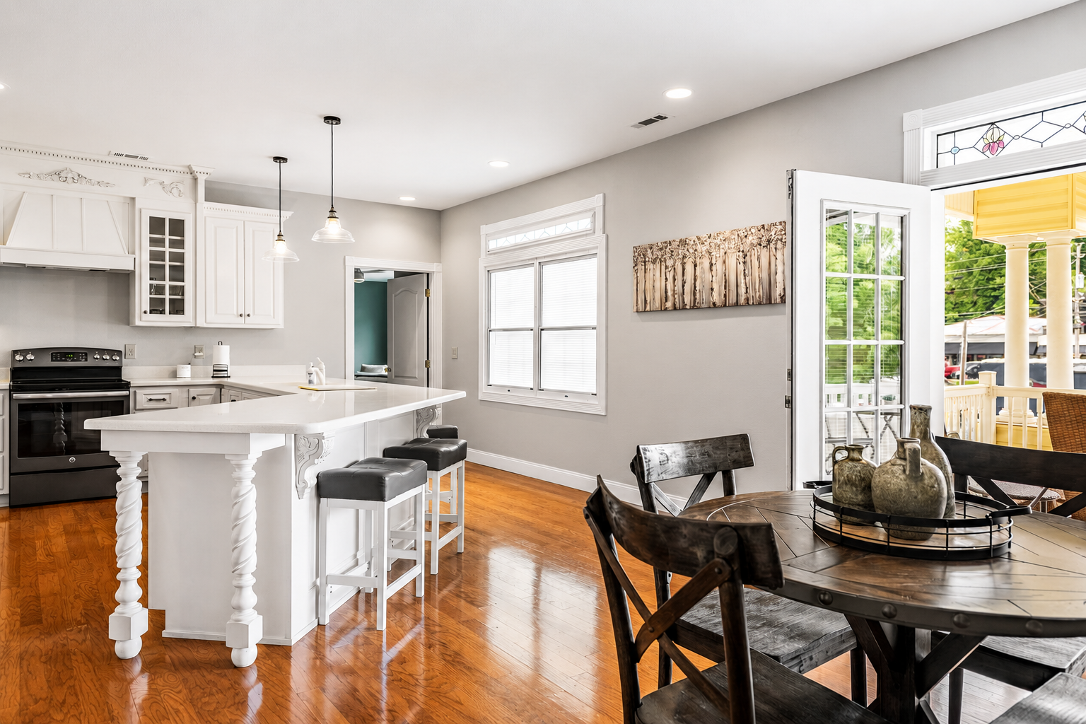 Prepare gourmet meals in the full kitchen, equipped with everything you need.