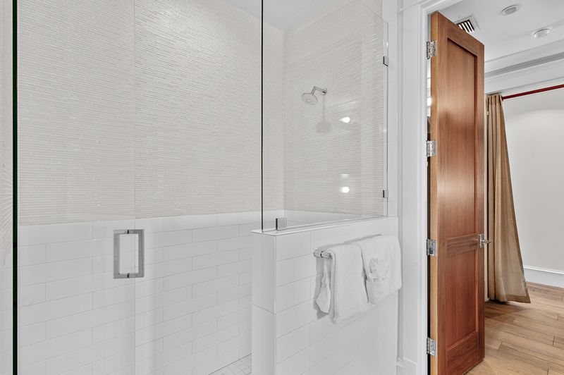Bathroom 5 (Third Floor): Private Bathroom 