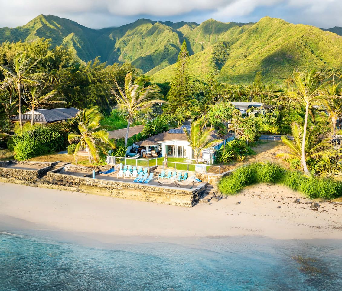 The iconic Private Beach Paradise (PBP) estate defies verbal description and leaves you speechless! This estate is also called Hale Lani (Heavenly Home) by Hawaiian locals. 