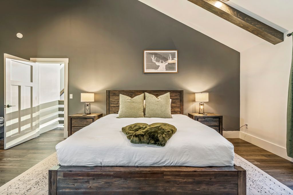 Soft light, warm textures, and quiet calm — your perfect mountain retreat begins here. 🕯️ Drift off wrapped in comfort and wake refreshed for another day of adventure.