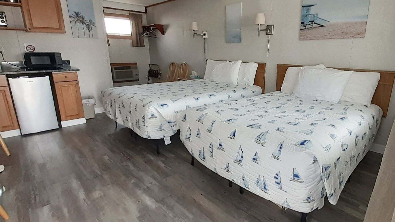 This courtyard studio unit features one queen bed and one full bed.