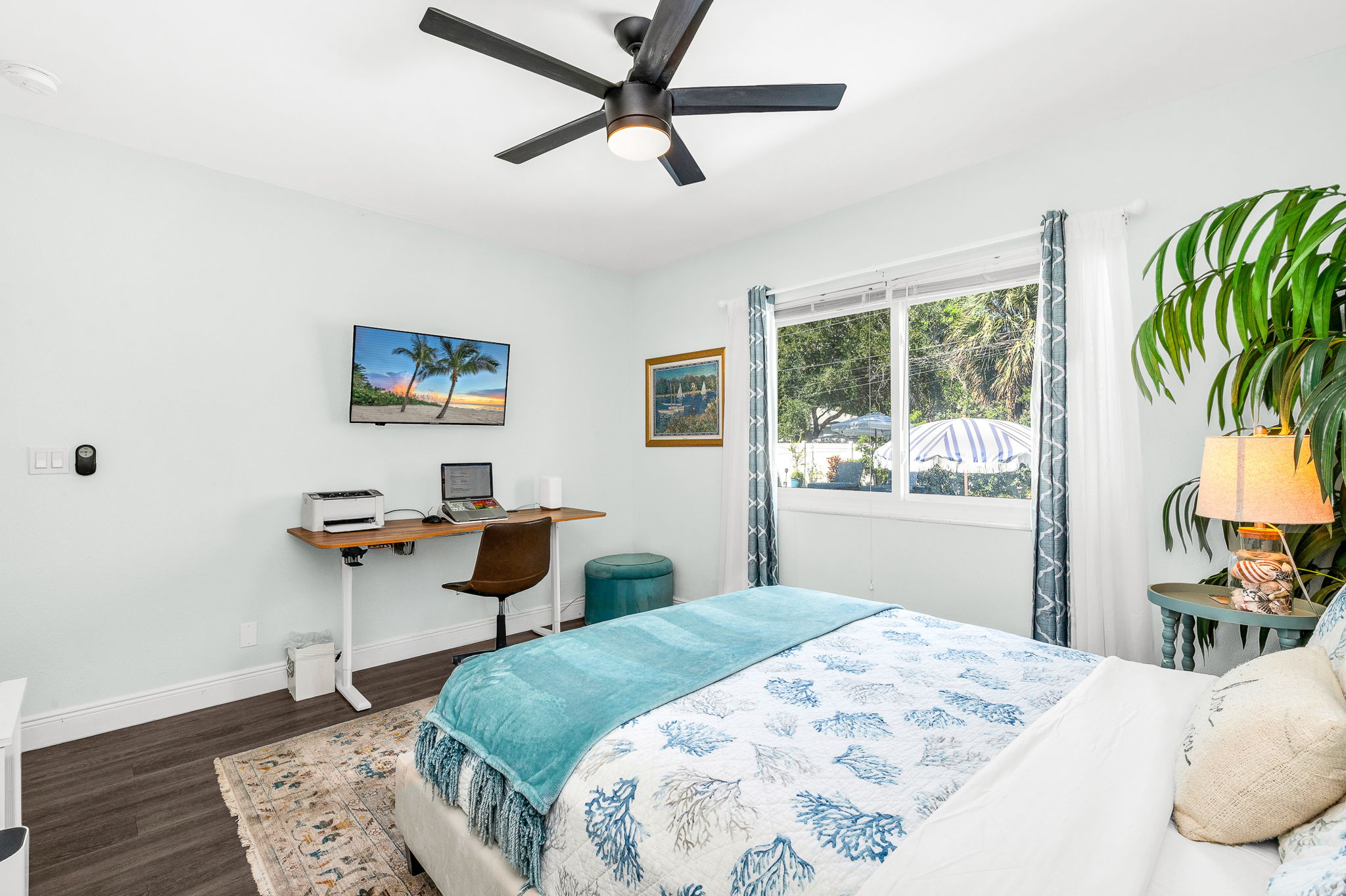 Elegant. bright and airy queen bedroom, both serene and tropical, luxury linens, work space and lush garden views, a perfect balance of comfort and productivity