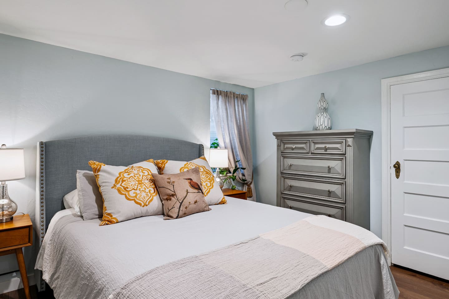 Downstairs bedroom with queen size bed