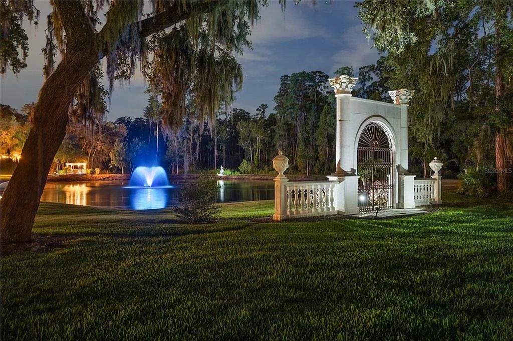 Magical fountain view at sunset&mdash;an unforgettable evening scene