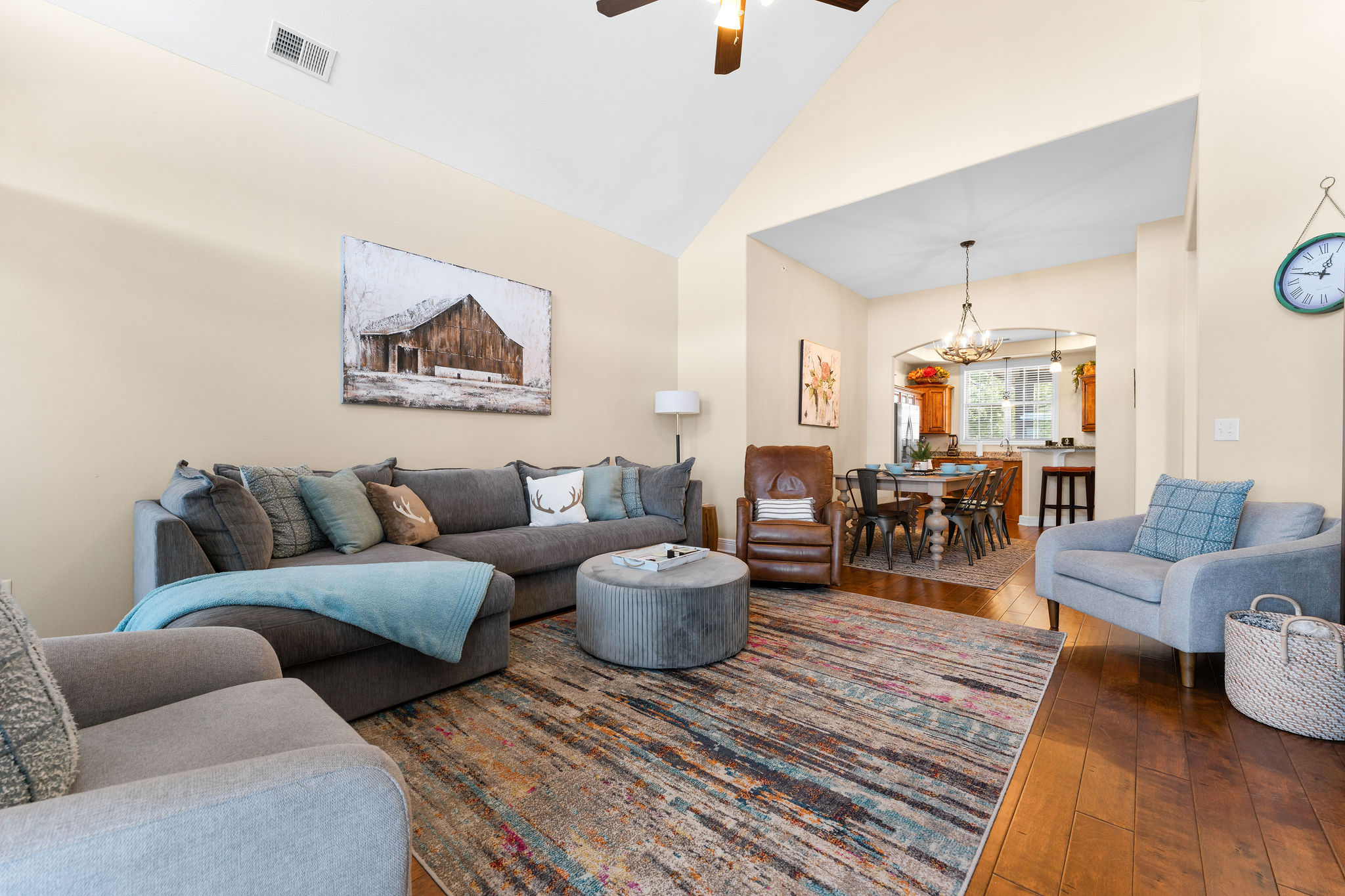 Spacious living room 