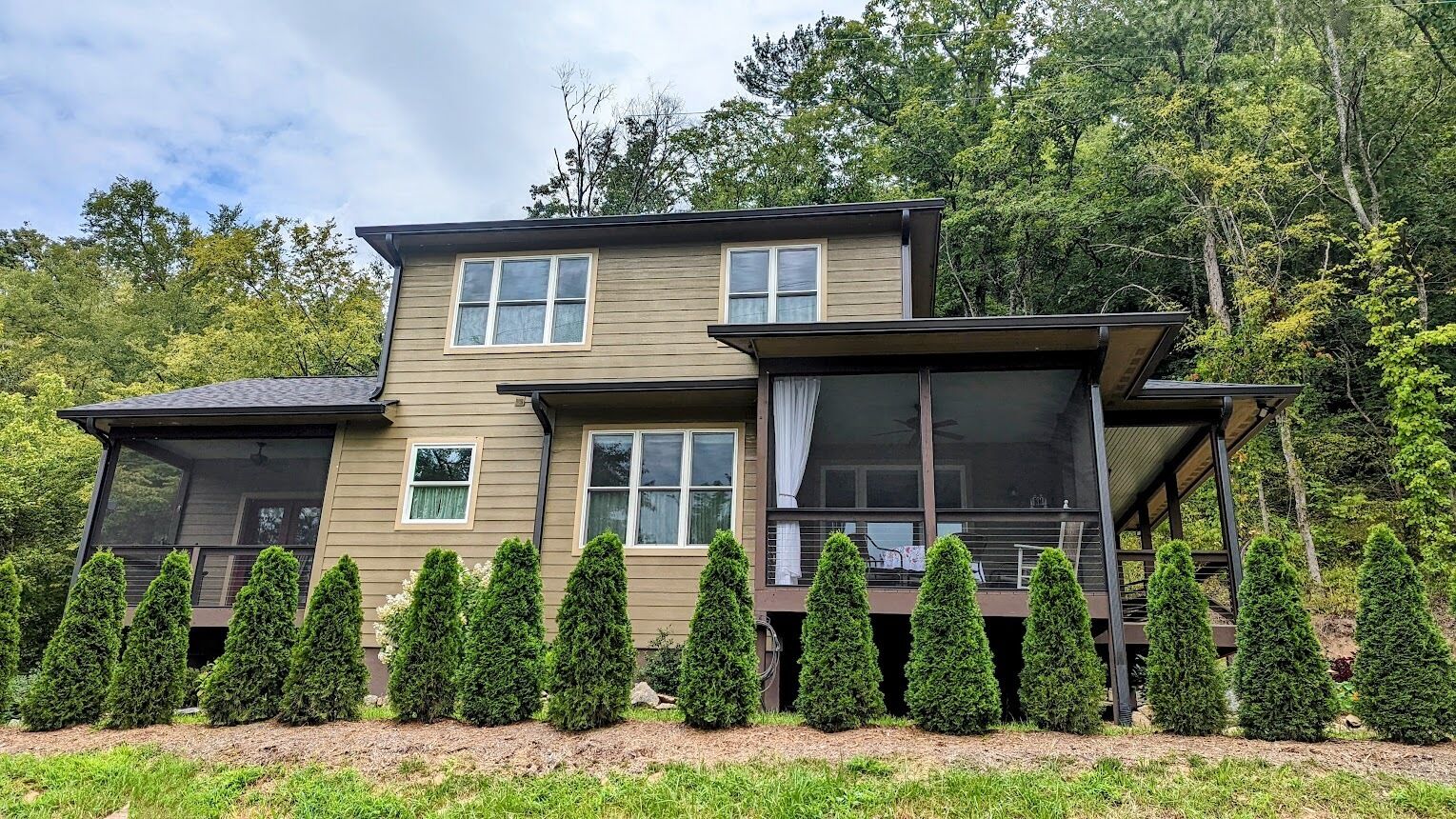 Check out all those windows & porches facing the river. The views are due south.