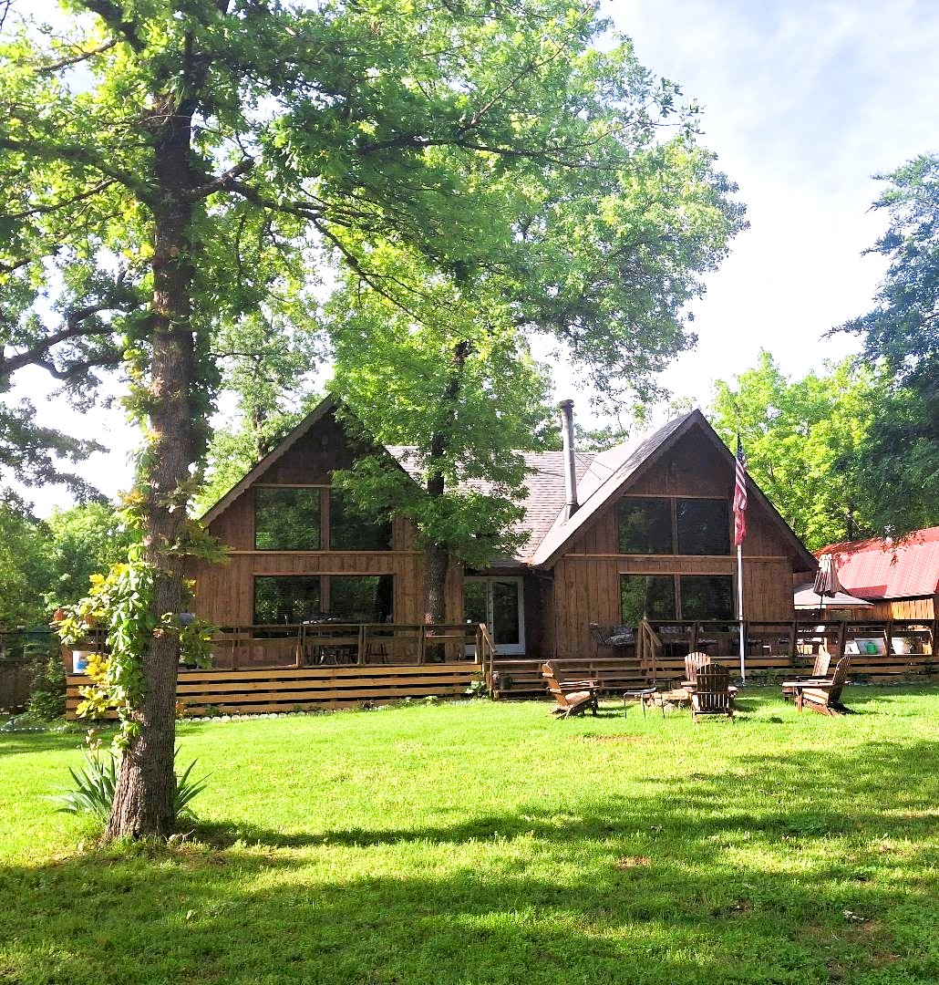 Spacious front yard at Big Sandy Lodge