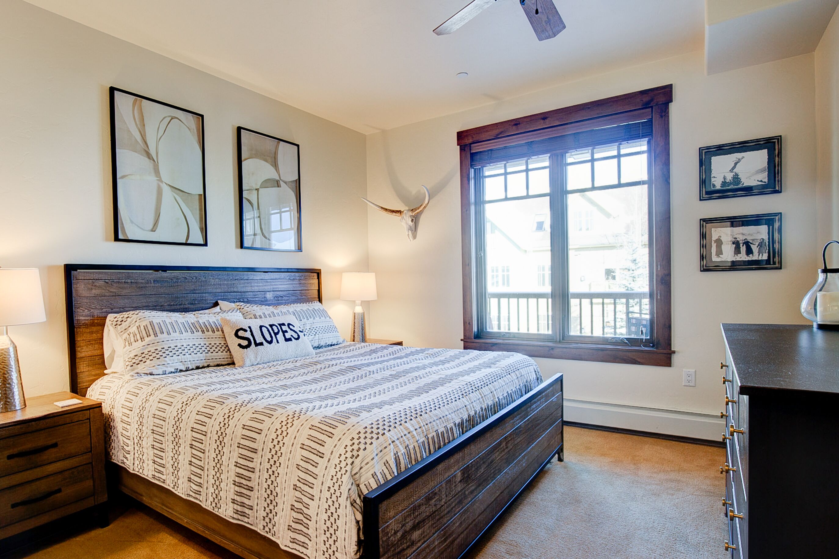 Spacious primary bedroom!