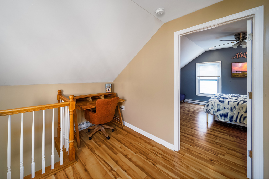 Second desk space for anyone that needs to knock out some work.