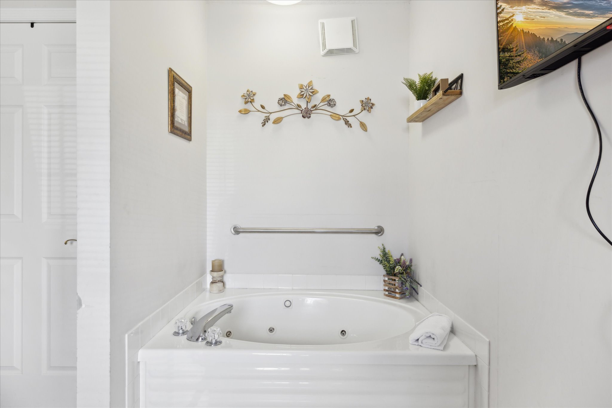 Jetted garden/jacuzzi tub in master bedroom