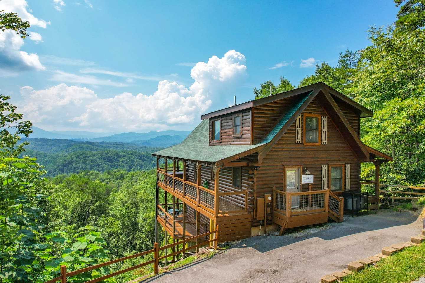 Above the Mist cabin features two levels of wrap around decks where the sweeping views are seen from both levels. 