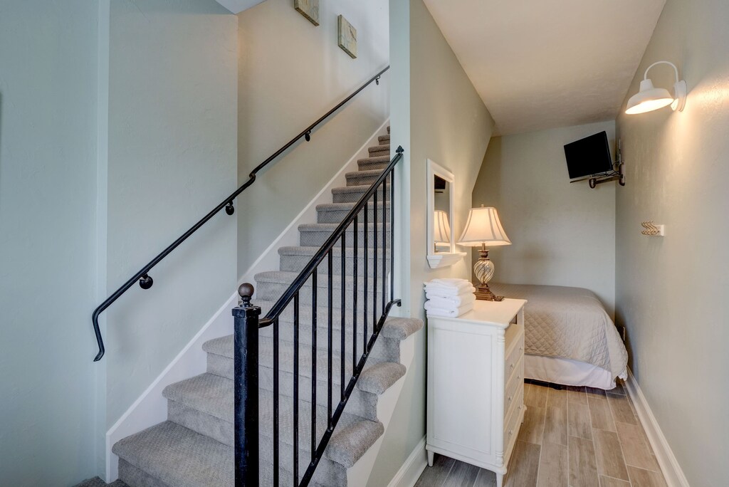 Stars - The ground floor Alcove has a queen bed tucked under the stairs and smart TV