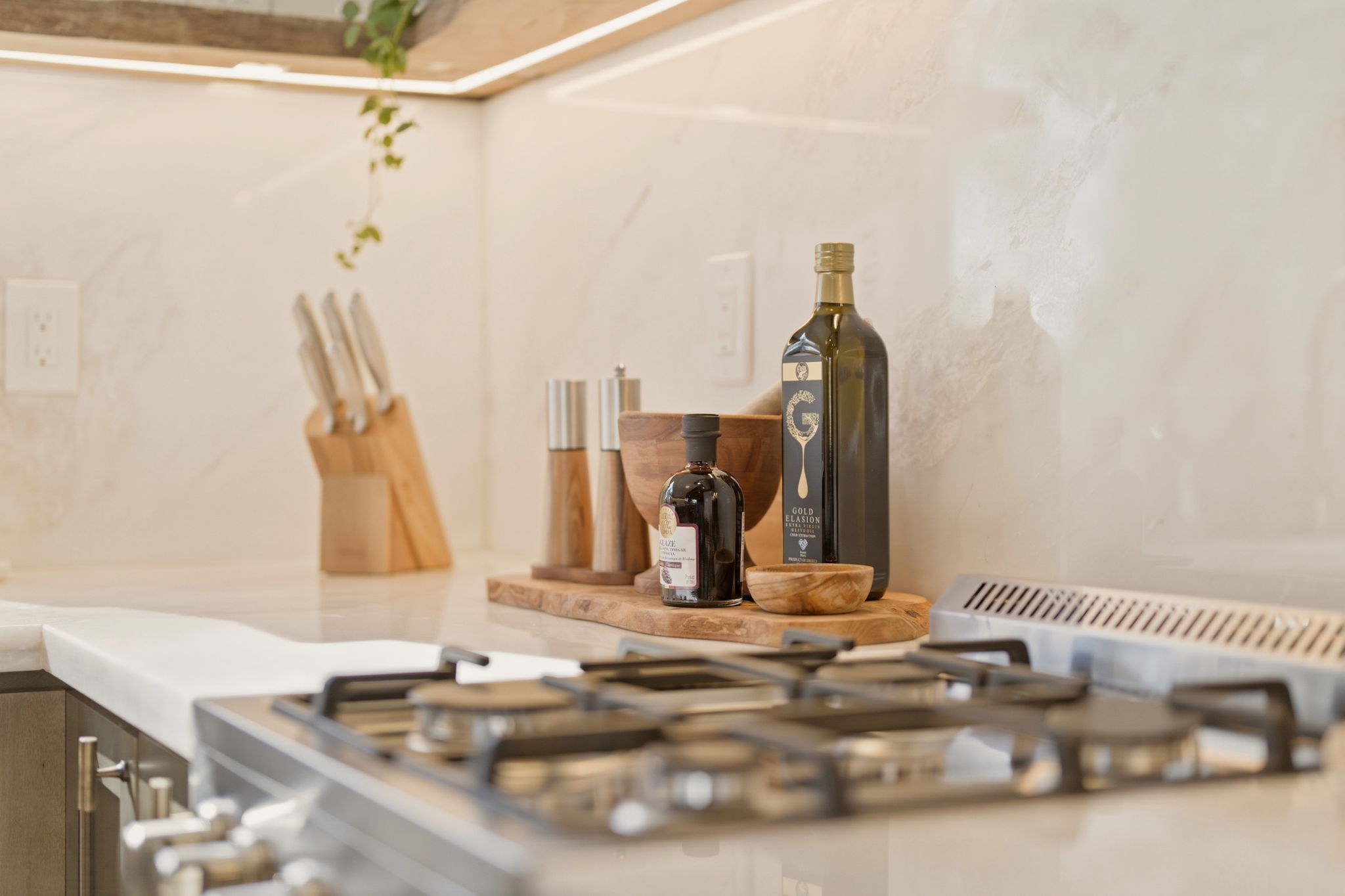 For guests who love to cook, thoughtful extras matter—Little Leaf includes quality essentials like extra virgin olive oil, balsamic vinegar, sea salt, pepper, and a few culinary surprises.