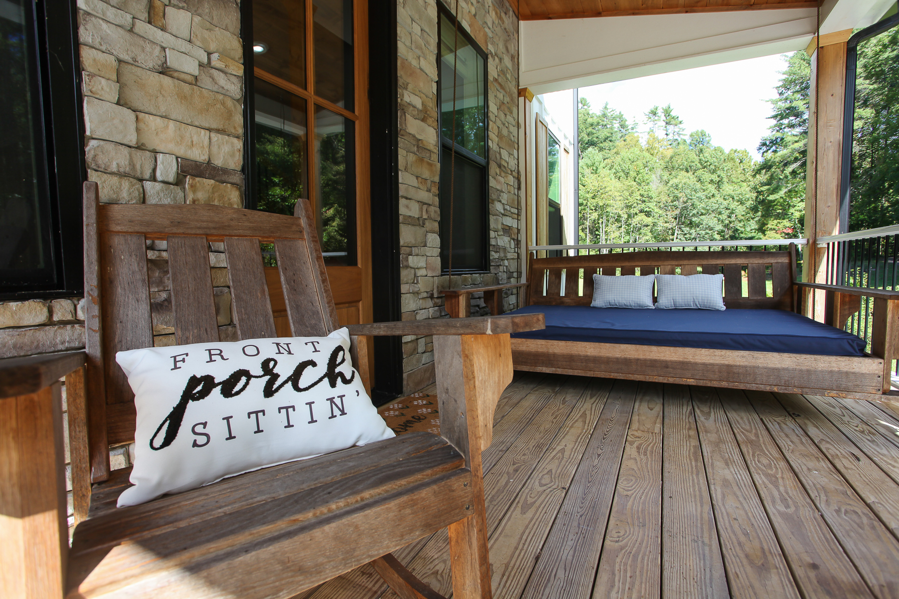 Stretch out on the cushioned porch swing or settle into a rocker on the covered front porch at Robbin’s Nest on Snowbird Creek.