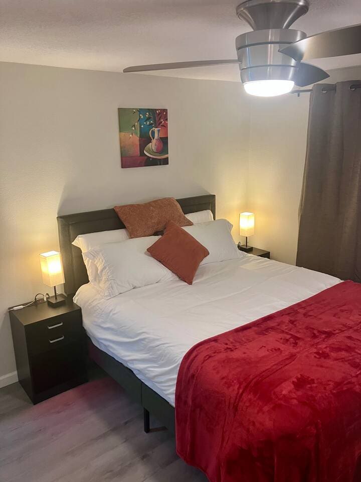 Queen bed with hybrid foam/spring/pad. Really comfy. 