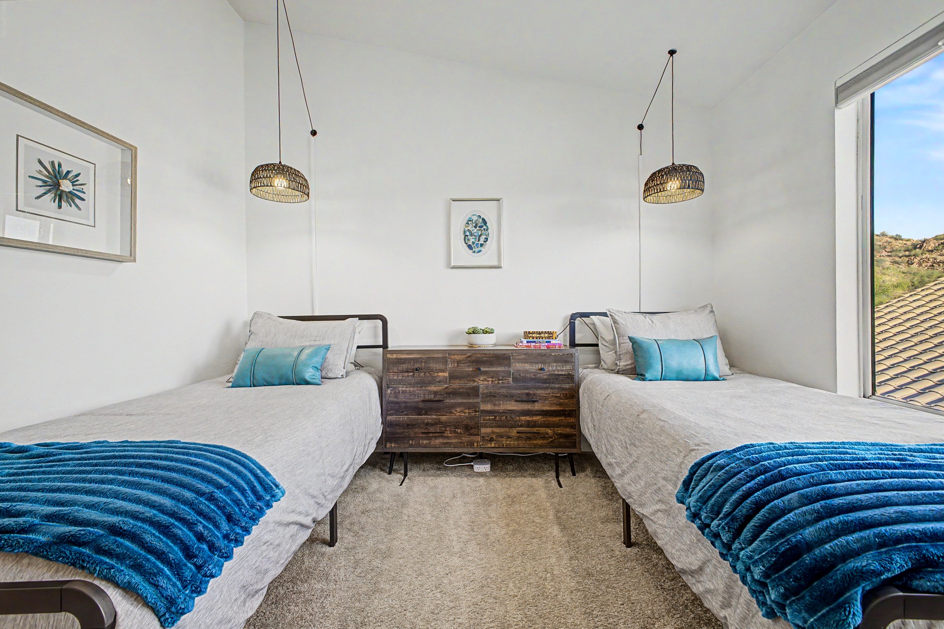Twin XL Room: Enjoy bright views and stylish decor in this trendy upstairs twin bedroom! Children's books included