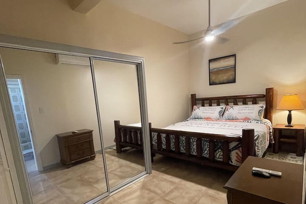 Bedroom 1 (King Bed)