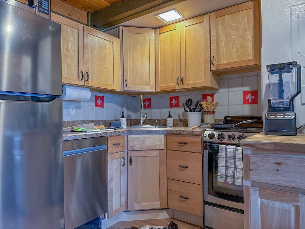 This well-stocked kitchen will make meal prep a breeze.