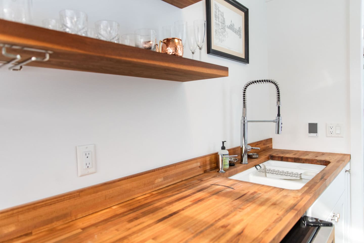 Spacious Kitchen Sink.