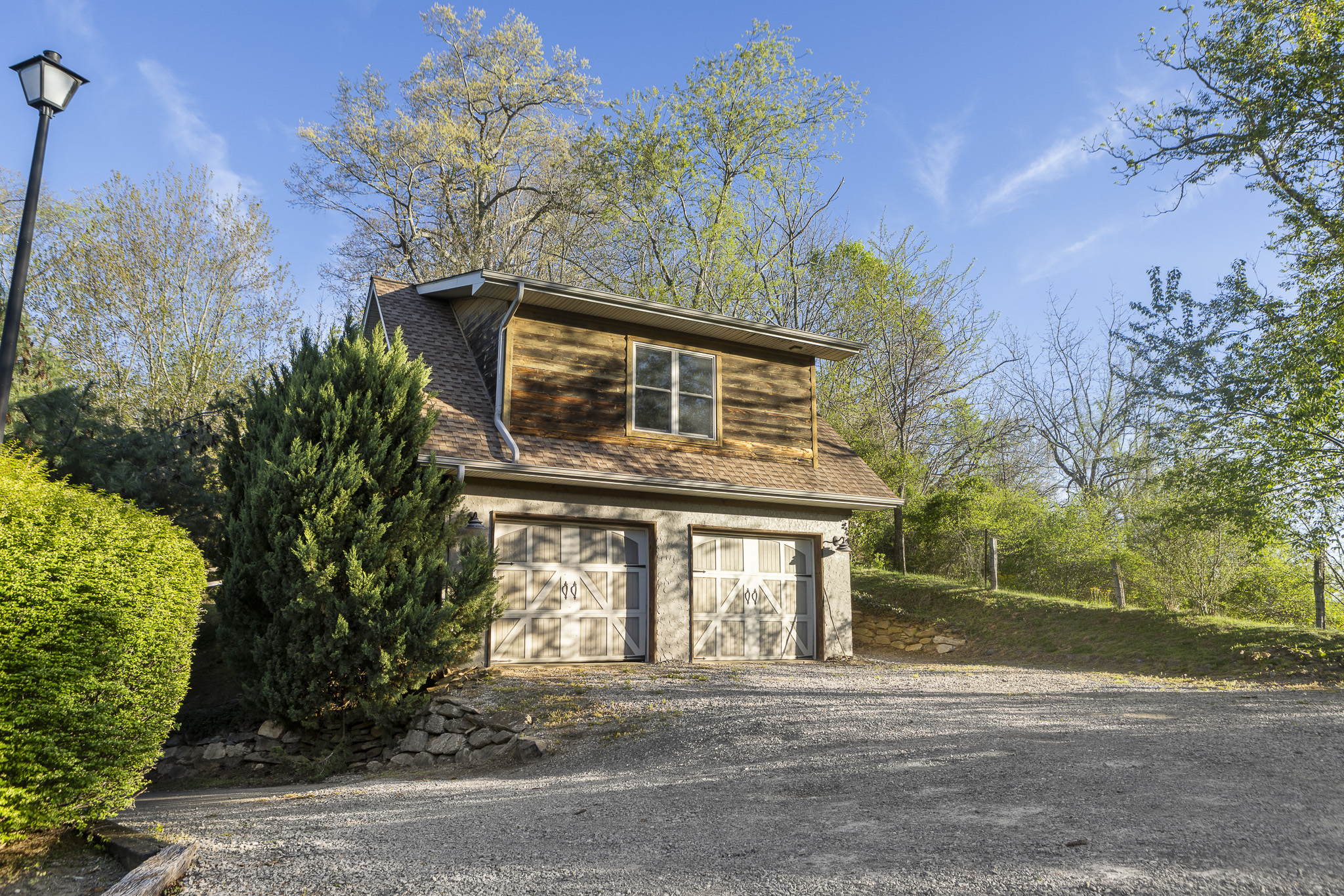 Exterior Retreat: Embrace mountain vibes in this charming, nature-surrounded hideout!

