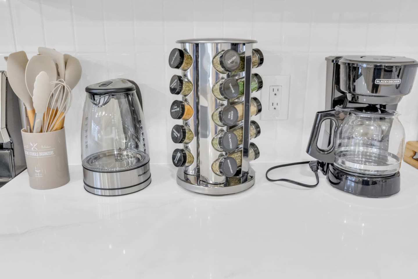 Dedicated beverage station with coffee, a filter coffee maker, kettle, and a full spice rack. Ideal for guests who love cooking with flavor.
