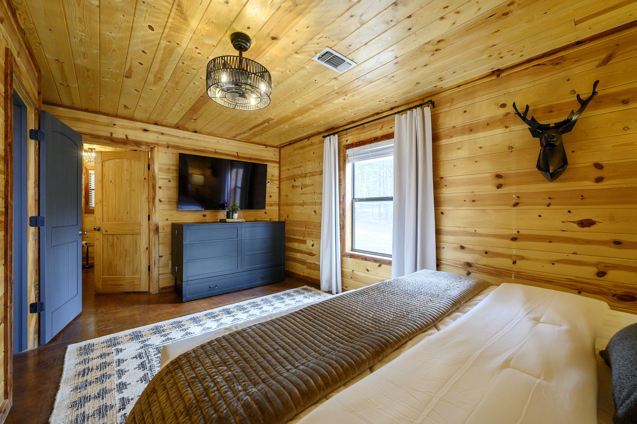 Thoughtfully arranged guest space with cozy bedding and room to unwind.