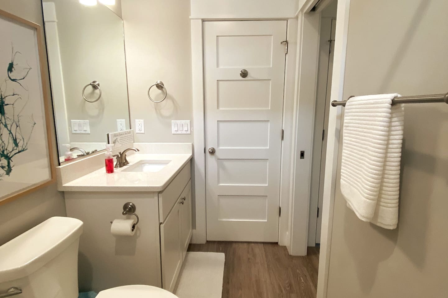 Guest en suite bathroom (hallway accessible)