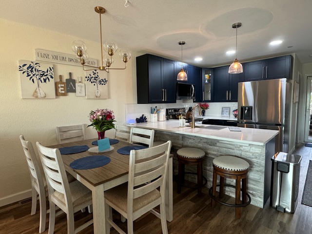 Fully stocked kitchen and plenty of seating