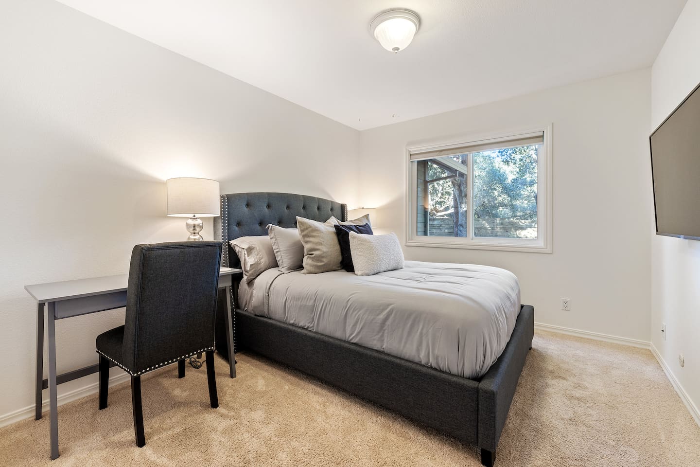 Guest Bedroom: Queen Bed, office desk + chair, 50" 4K TV.