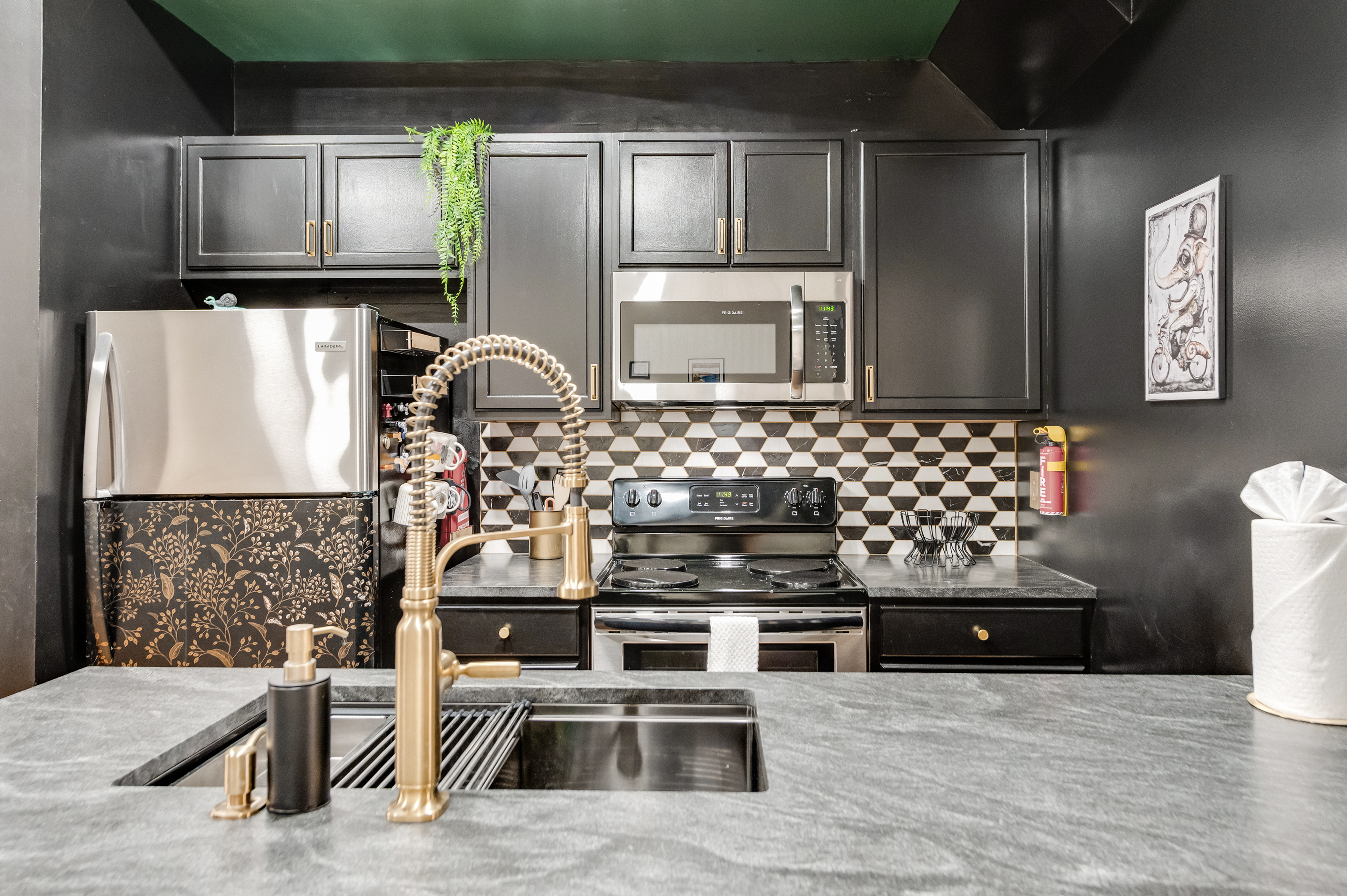 Kitchen: Sleek design with modern appliances and stylish accents for culinary adventures!