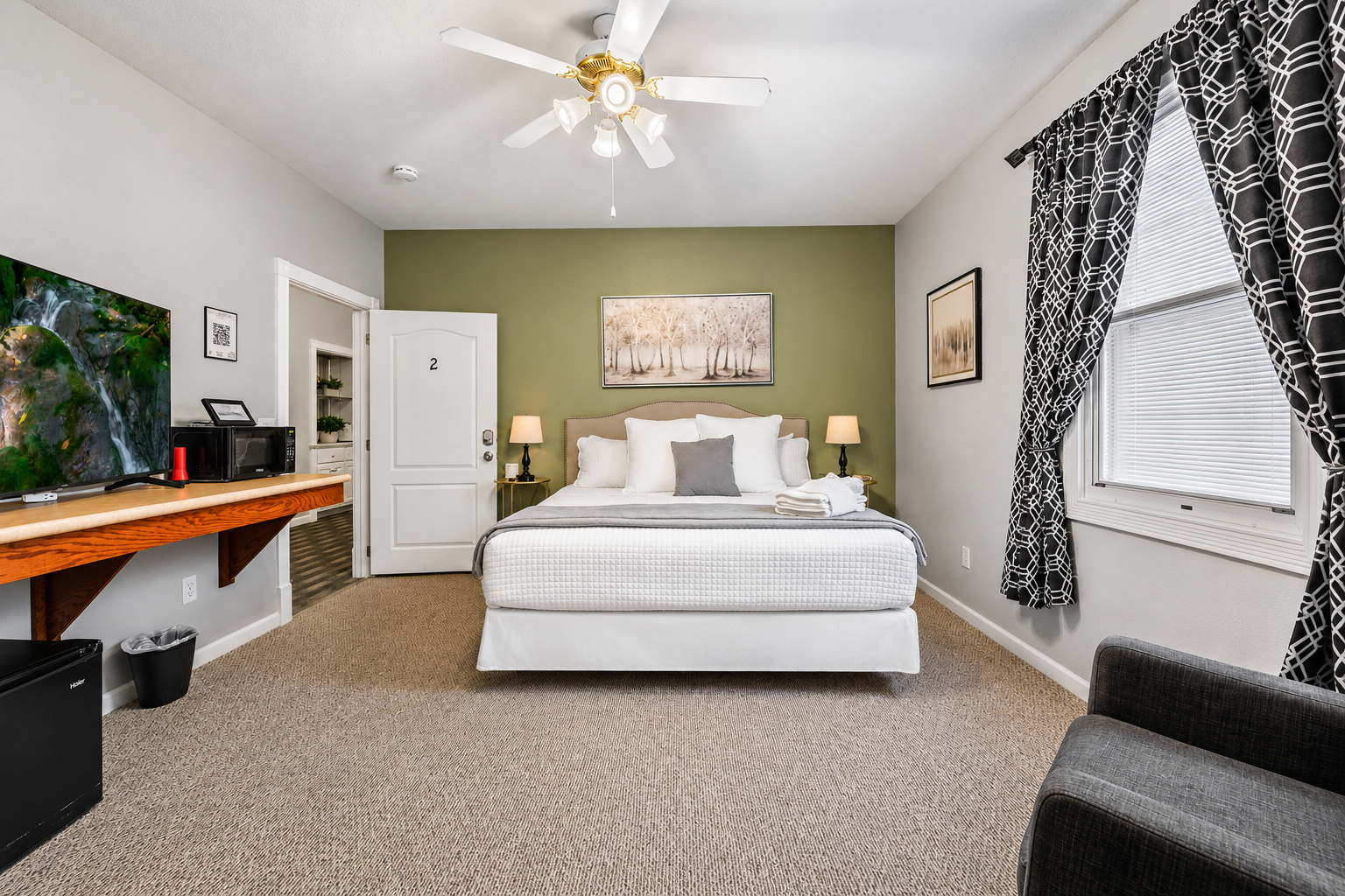 Enjoy your stay in the heart of downtown at the cozy and convenient Boxcar Suite.
