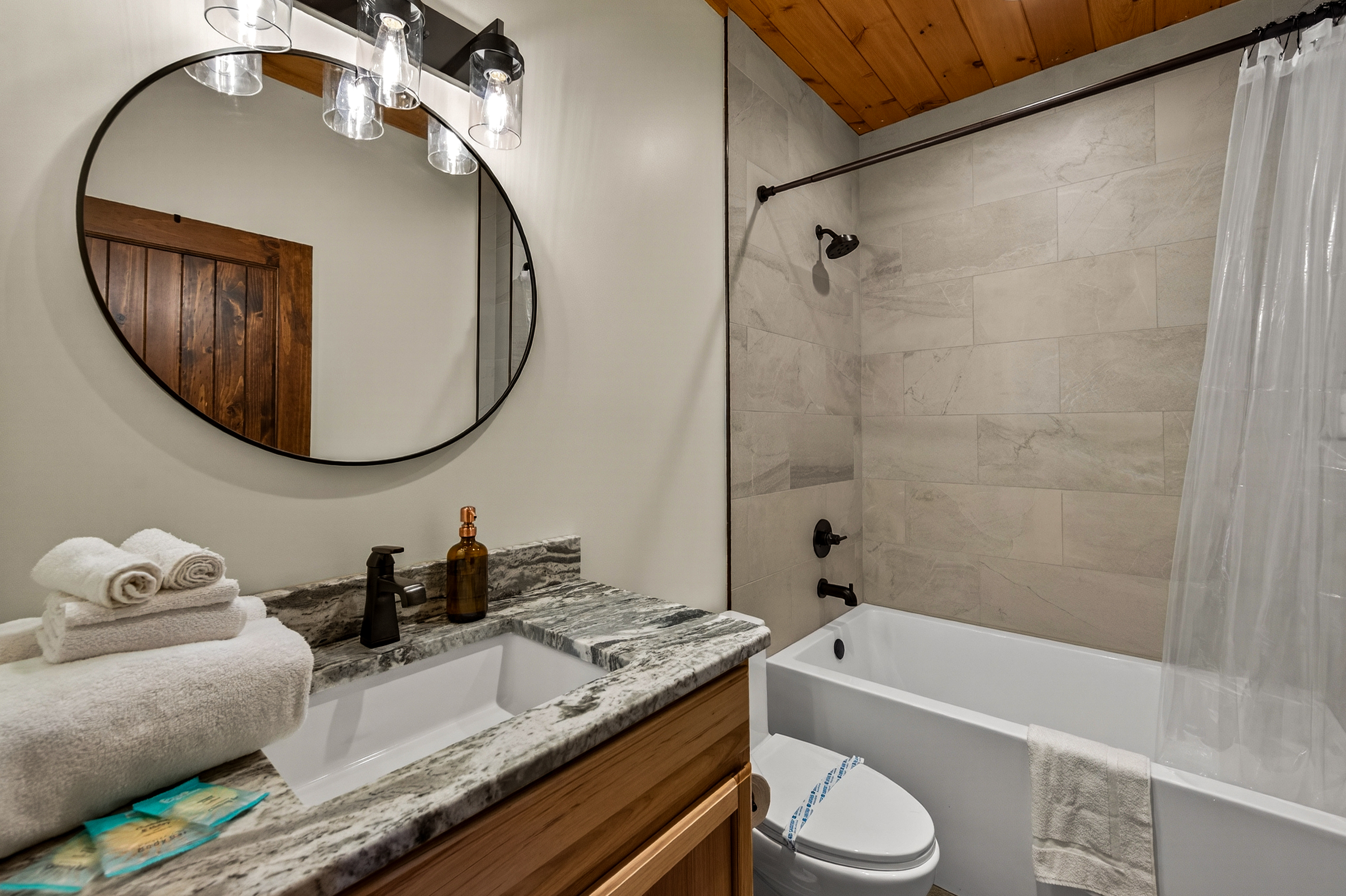 The bathtub bathroom en-suite to the Double Queen Suite with arcades. Bath towels are included for all four guests. 