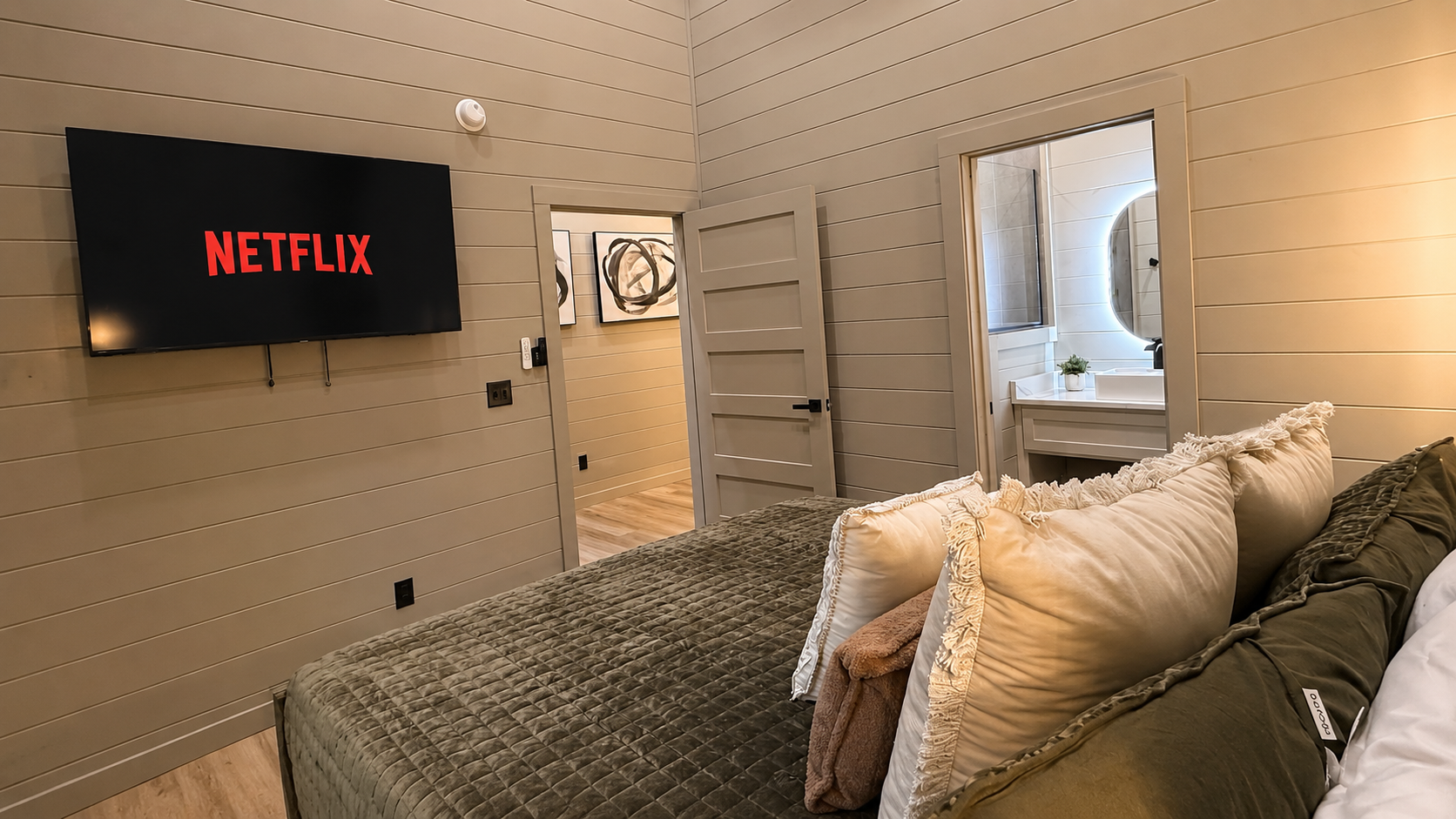 Bedroom Retreat: Enjoy movie nights with Netflix and plush bedding in serene comfort!