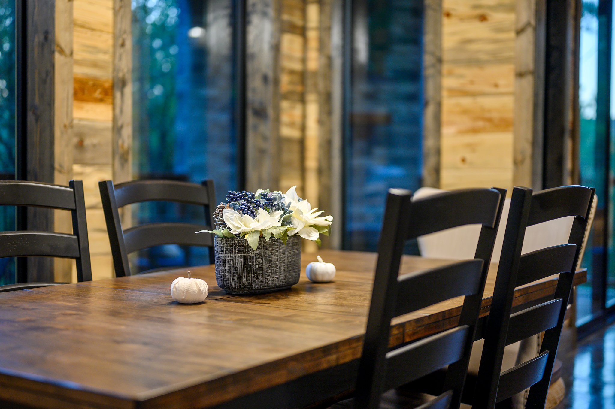 Rustic-chic dining: the perfect spot for family dinners and memories.