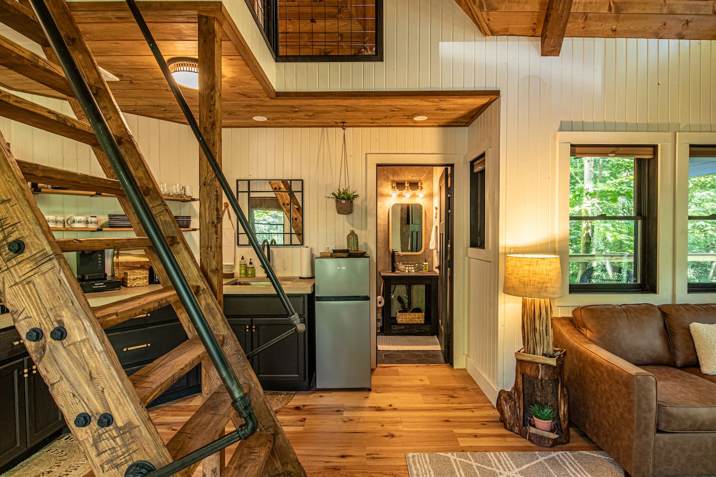 The kitchenette in our treehouse features a cooktop for meal preparation. Please note that it does not include a traditional oven. However, it does have a small air fryer/toaster oven. 